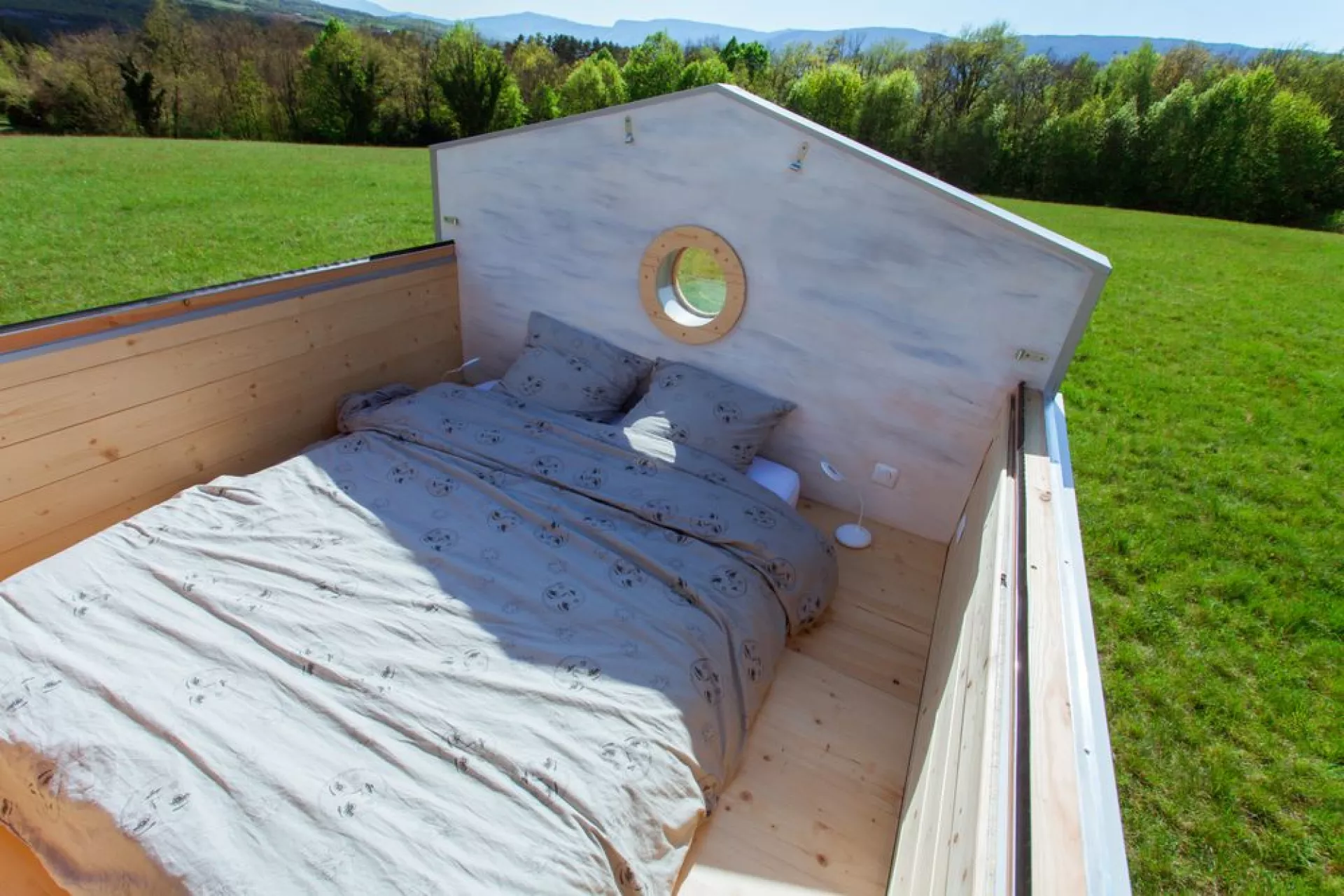 La Tête dans les étoiles opens up to the sunshine with a sliding roof 