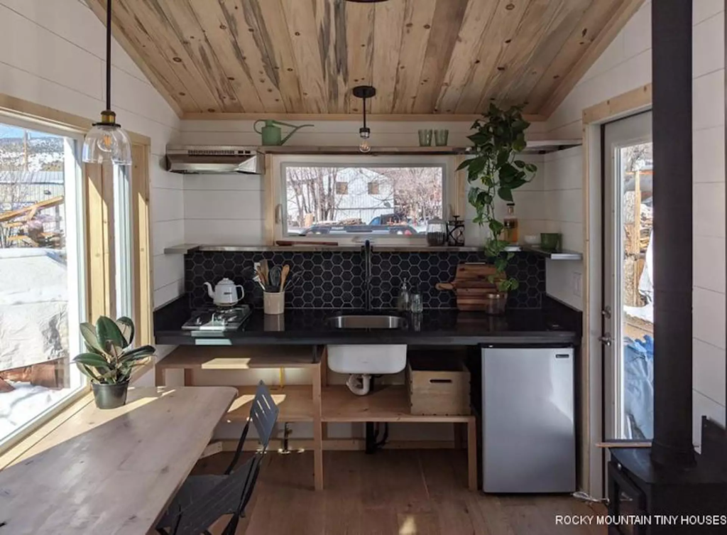 The Boulder 2.5 features a rustic decor