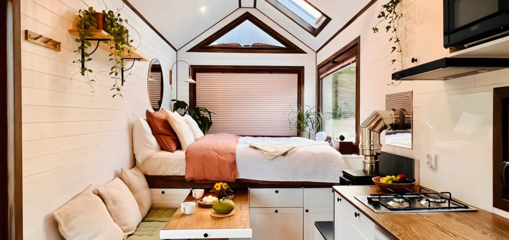 The Sofia's sleeping area is flexible thanks to its multifunctional furniture